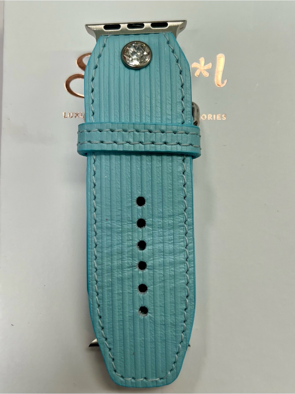 Spark*l band for Apple Watch
Luxe leather
Small apple adapters
Size 2